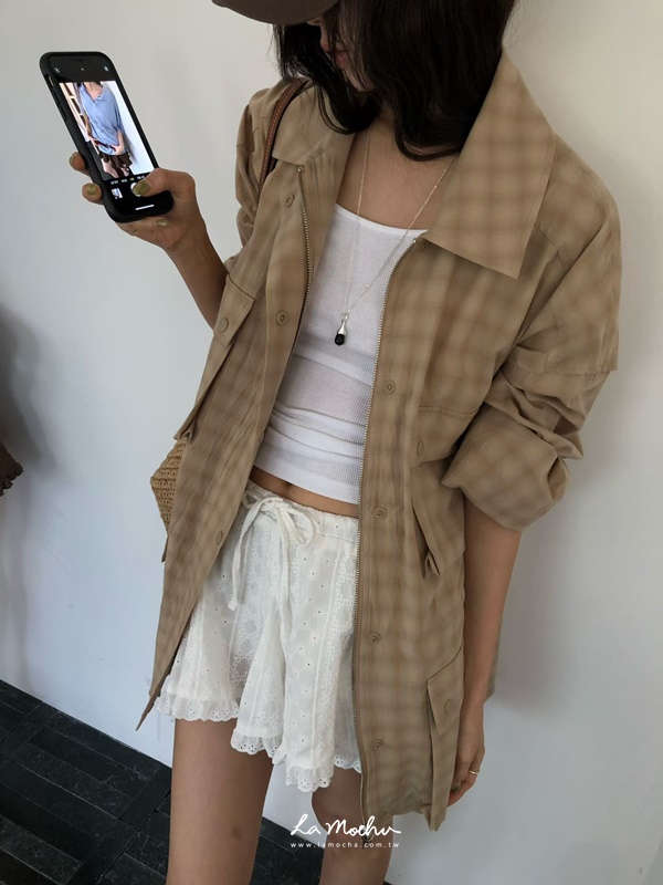 多口袋淡色格紋外套